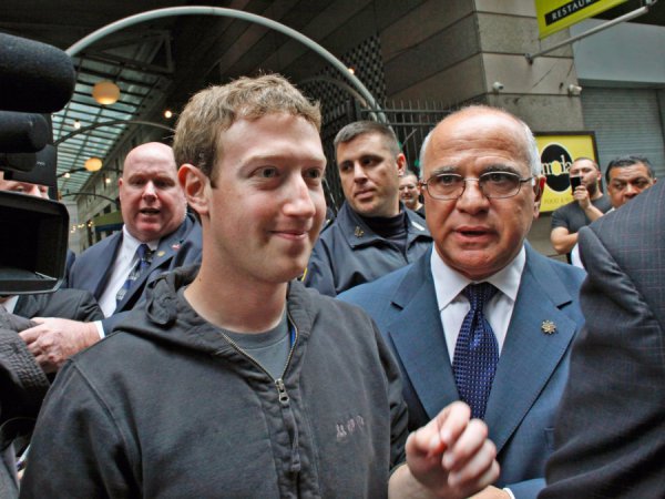 Γιατί φοβάται για τη ζωή του ο Zuckerberg;