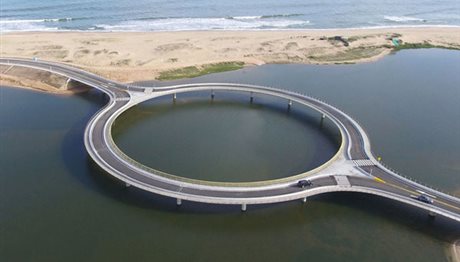 Στρογγυλή γέφυρα ενθαρρύνει τους οδηγούς να απολαύσουν τη θέα! (photos)