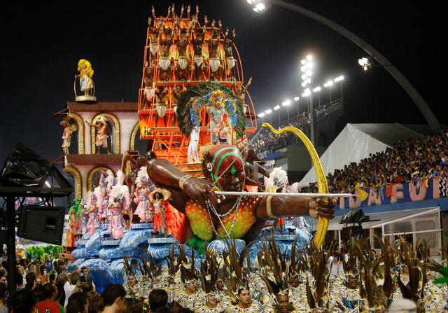 Ποιος Ζίκα; Το ξέφρενο καρναβάλι του Ρίο άρχισε εντυπωσιακά (φωτο)