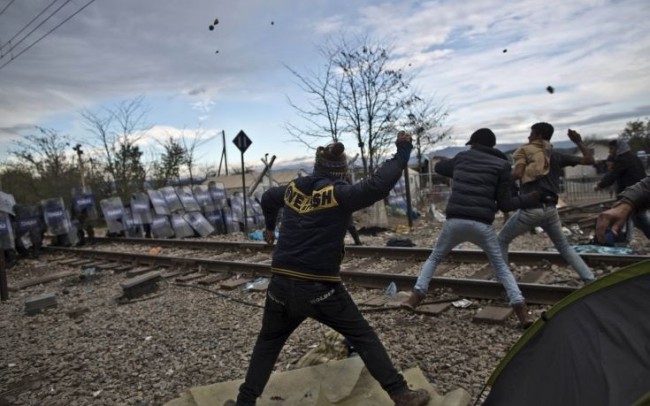 Ειδομένη:Αστυνομική επιχείρηση για να ανοίξει η σιδηροδρομική γραμμή