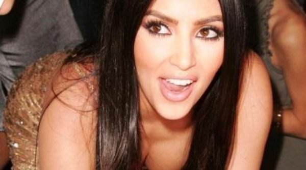 Kim Kardashian: Η σιθρού μπλούζα της έκανε τα φλας να πάρουν «φωτιά» (φωτό)