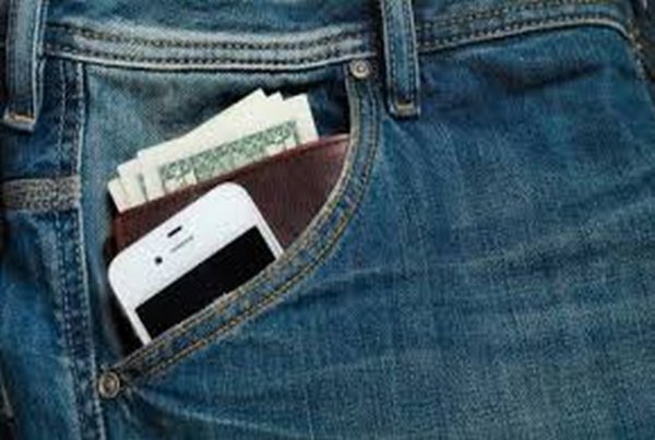 Γιατί απαγορεύεται να βάζετε το κινητό στην τσέπη