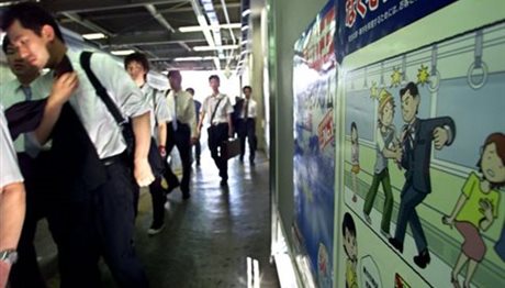Στο μετρό του Τόκιο κάποιος κλέβει… χειρολαβές