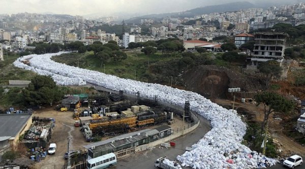«Ποτάμι» σκουπιδιών… πνίγει την Βηρυτό (ΦΩΤΟ)