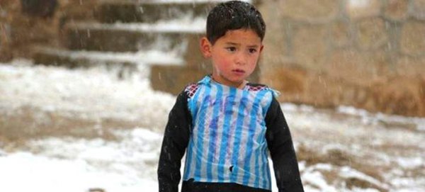 Ο Μέσι θα συναντήσει τον μικρό Αφγανό που έφτιαξε τη φανέλα του από σακούλες (ΦΩΤΟ)
