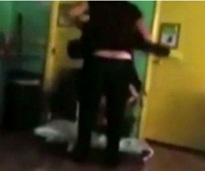 Σοκάρει η παιδαγωγός που ξυλοκόπησε αγοράκι σε παιδικό σταθμό! (Σκληρό βίντεο)