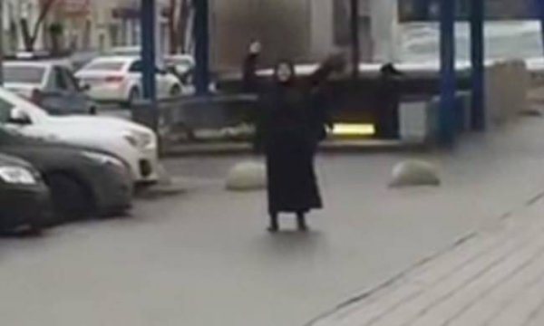 Μαυροντυμένη γυναίκα περιφέρεται στη Μόσχα κρατώντας κομμένο κεφάλι παιδιού – Σοκαριστικό Βίντεο