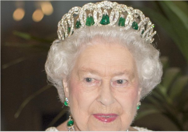 Έφτιαξαν καινούργια Monopoly μόνο με την περιουσία της Βασίλισσας Ελισάβετ (ΦΩΤΟ)