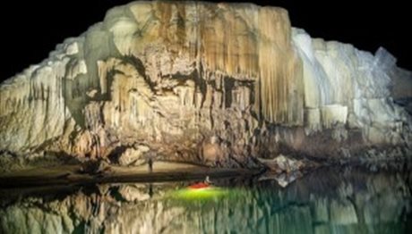 Μέσα στη μεγαλύτερη ποτάμια σπηλιά του κόσμου! (video)