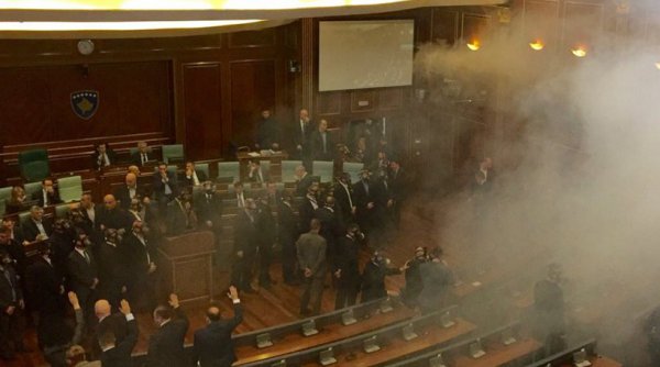 Πέταξαν ξανά δακρυγόνα στη Βουλή του Κοσόβου (BINTEO)