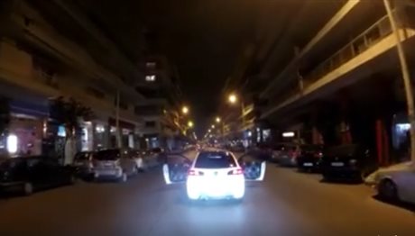 Θεσσαλονίκη: Το αυτοκίνητο που παίζει Παντελίδη οδηγώντας με ανοιχτές πόρτες!