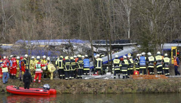 Πολλοί νεκροί και 150 τραυματίες μετά από σύγκρουση τρένων στη Γερμανία