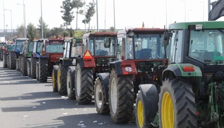 Αγροτικά μπλόκα: Συνεχίζουν τους αποκλεισμούς στα Τέμπη και τη Νίκαια