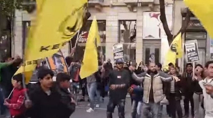 Βίντεο: Πρόσφυγες κάνουν πορεία και χορεύουν στο κέντρο της Θεσσαλονίκης