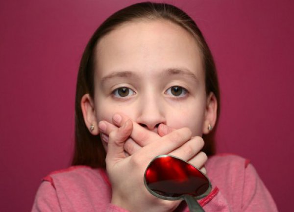Οι παιδίατροι προειδοποιούν: Μην δίνετε στα παιδιά σιρόπια με κουταλάκια κουζίνας