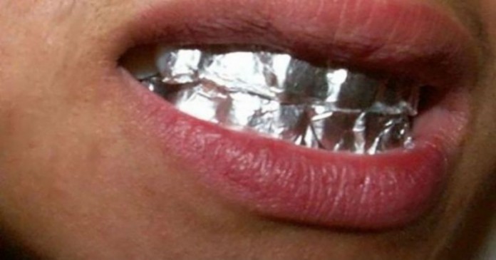 Ξέρετε τι θα συμβεί, αν βάλετε φύλλο αλουμινίου στα δόντια σας για μια ώρα;