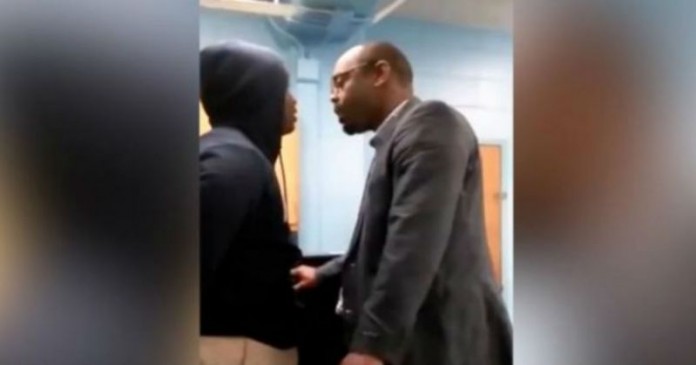 Ένας φοιτητής χτυπά τον δάσκαλο του μέσα στην τάξη. Η αντίδραση του… (Βίντεο)