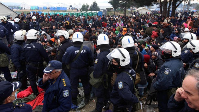 Με το σταγονόμετρο περνούν από την Ειδομένη οι πρόσφυγες ενώ έχουν εγκλωβιστεί 10000