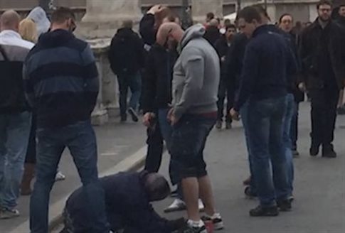 Νέο σοκ: Τσέχοι οπαδοί ουρούν σε ζητιάνα στο κέντρο της Ρώμης!