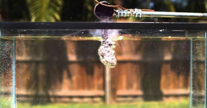 Τι συμβαίνει όταν ρίξεις καυτό αλάτι σε υγρή μορφή μέσα σε ένα ενυδρείο με νερό (Video)