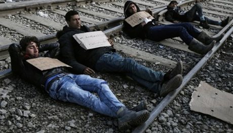 Ειδομένη: Καθιστική διαμαρτυρία και αποκλεισμός της σιδηροδρομικής γραμμης