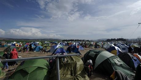 Βαλτότοπος η Ειδομένη μετά τη χθεσινή νεροποντή – Τραγική η κατάσταση για τους πρόσφυγες