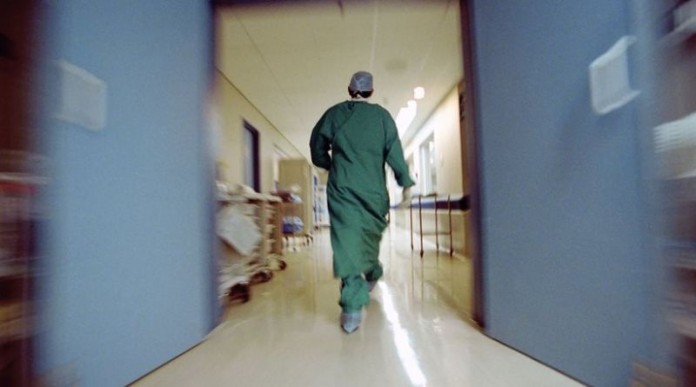Λέσβος: 33χρονος πέθανε μέσα στο νοσοκομείο, ενώ χειρουργούσαν την γυναίκα του