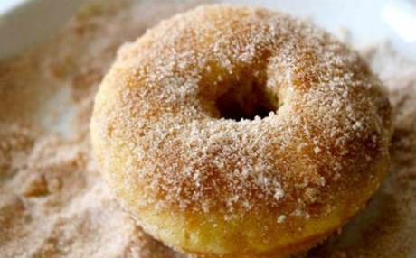 Πρωινή λιχουδιά: Ντόνατς με ζάχαρη και κανέλα