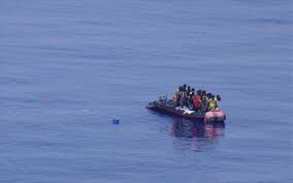 Τούρκοι λιμενικοί προσπαθούν να βυθίσουν βάρκα με μετανάστες (ΦΩΤΟ)