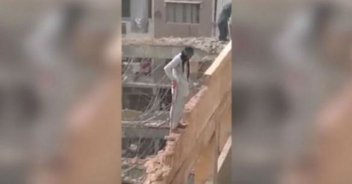 Ένας εργαζόμενος βάζει σε κίνδυνο την ζωή του ενώ κατεδαφίζει ένα κτίριο. (Βίντεο)