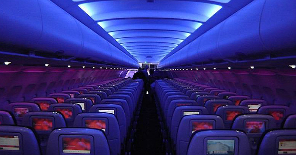 Το ήξερες; Γιατί χαμηλώνουν τα φώτα μέσα στο αεροπλάνο κατά την προσγείωση και την απογείωση;