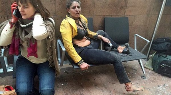 Ποια είναι η αεροσυνοδός με τα κίτρινα που έγινε σύμβολο της επίθεσης στις Βρυξέλλες