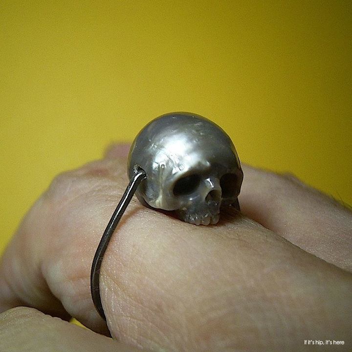 Ταλαντούχος Σχεδιαστής Δημιουργεί περίτεχνα Δαχτυλίδια από πραγματικά Μαργαριτάρια!