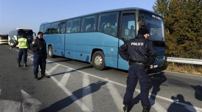 Ιωάννινα: Είκοσι λεωφορεία με πρόσφυγες έφτασαν στο κέντρο φιλοξενίας στον Κατσικά