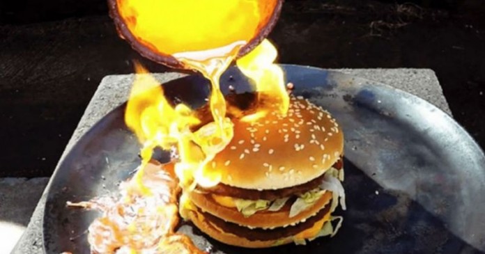 Πείραμα: Έριξε υγρό χαλκό πάνω σε ένα burger για να δει τι θα γίνει. [Βίντεο]