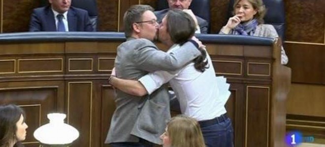 Πρόεδρος κόμματος φιλάει τον βουλευτή του στο στόμα! (VIDEO)