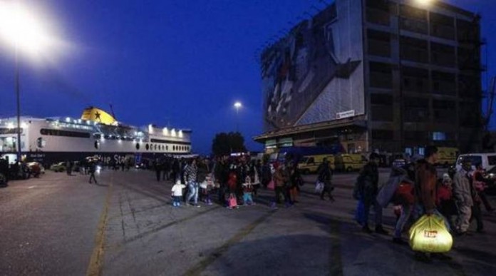 Συνολικά 950 μετανάστες και πρόσφυγες αναμένονται απόψε στον Πειραιά
