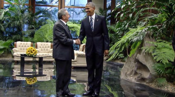 Ιστορική συνάντηση Ομπάμα – Κάστρο: Σπάει ο πάγος ανάμεσα στις δύο χώρες (ΦΩΤΟ)
