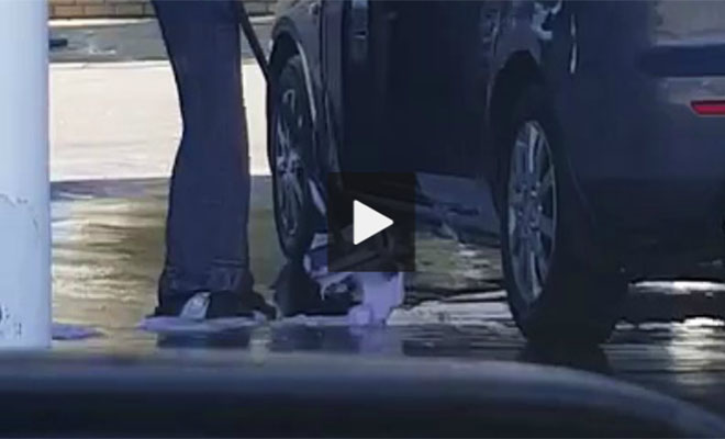 Όταν μια γυναίκα αποφασίζει να πλύνει το αυτοκίνητο της το αποτέλεσμα είναι αυτό. [Βίντεο]