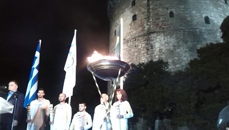 Θεσσαλονίκη ΤΩΡΑ: Φωτίζει τον Λευκό Πύργο η Ολυμπιακή Φλόγα! (ΦΩΤΟ)