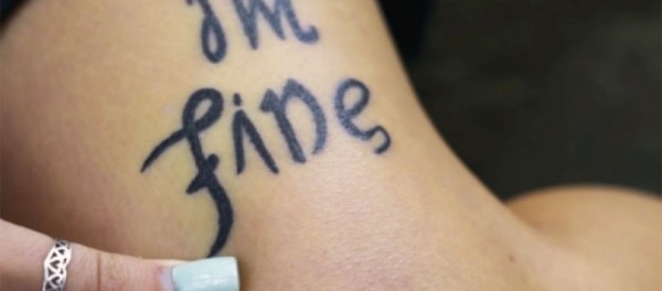 Το τατουάζ της γράφει «είμαι καλά». Όταν όμως μας αποκάλυψε το Κρυφό Μήνυμά της… Παγώσαμε!