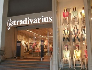 Κορίτσια προλάβετε!Αυτή είναι η denim φούστα από τα Stradivarius που μας έχει ξετρελάνει και κοστίζει μόνο…