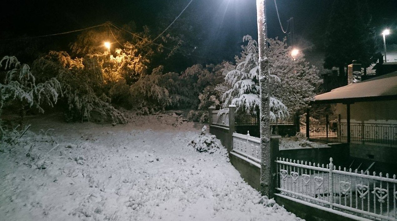 Χιόνι μέσα στο Πάσχα! Το «έστρωσε» σε Γρεβενά και Μέτσοβο (φωτό – video)