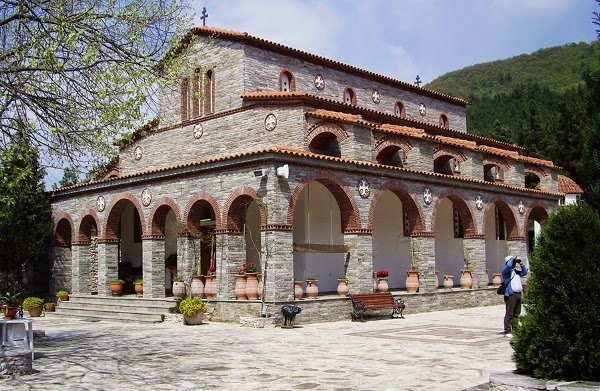 Σε χώρους συναυλιών μετατρέπουν τις ορθόδοξες εκκλησίες οι Αλβανοί