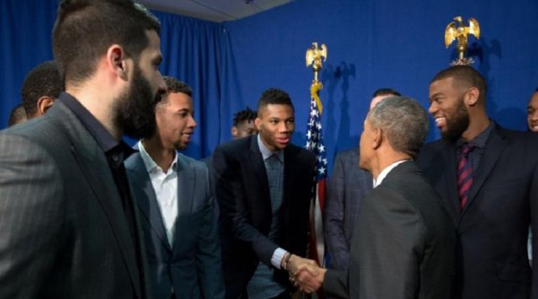 Ο Αντετοκούνμπο συναντήθηκε με τον Ομπάμα και «σκέπασε» το χέρι του