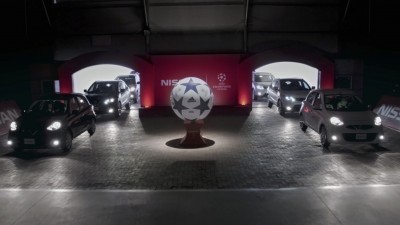 Ποδοσφαιρικό ματς με μοντέλα της Nissan !