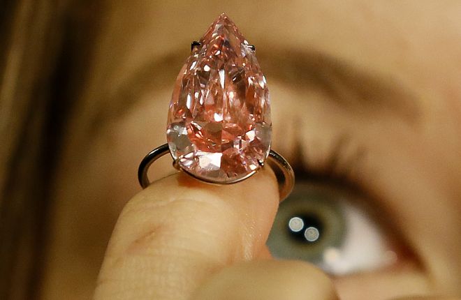 Πόσα «θα πιάσει» σε δημοπρασία το μεγαλύτερο ροζ διαμάντι στον κόσμο;