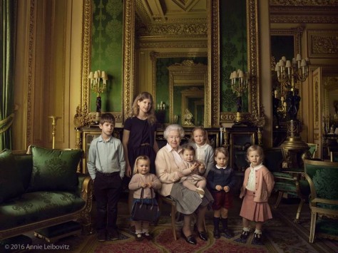 Η βασίλισσα Ελισάβετ κλείνει τα 90 και φωτογραφίζεται με τα δισέγγονά της (ΦΩΤΟ)