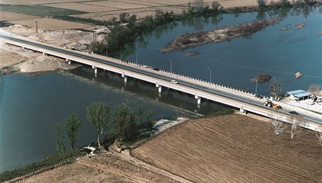 ΠΡΙΝ ΛΙΓΟ: Την γέφυρα του Αξιού απέκλεισαν οι κάτοικοι της Ειδομένης