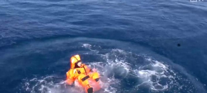 Υπουργός βούτηξε στη θάλασσα στη Λέσβο για να δει πώς νιώθουν οι πρόσφυγες(ΒΙΝΤΕΟ)